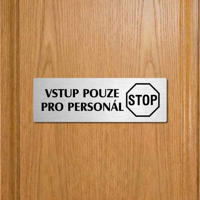 Vstup pro personál, 200x66mm, zlatá popiska 